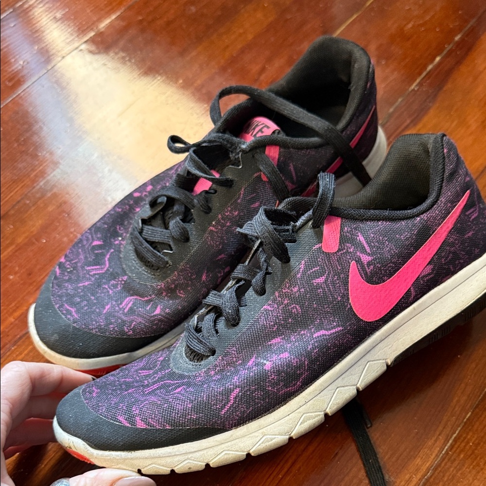 Nike Women's Black and Pink Running Shoes